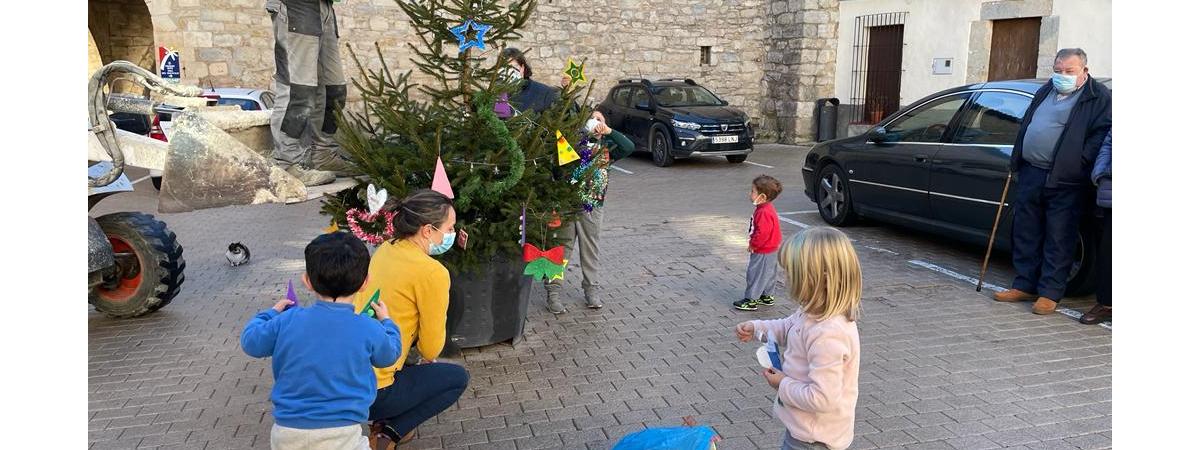 Xiquets, xiquetes i majors d'Ares decoren junts l'arbre de Nadal