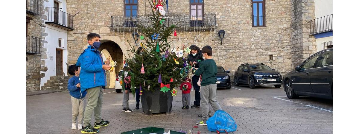 Xiquets, xiquetes i majors d'Ares decoren junts l'arbre de Nadal
